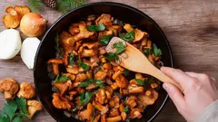 Restované lišky s cibulí a bylinkami na pánvi, český tradiční recept.
